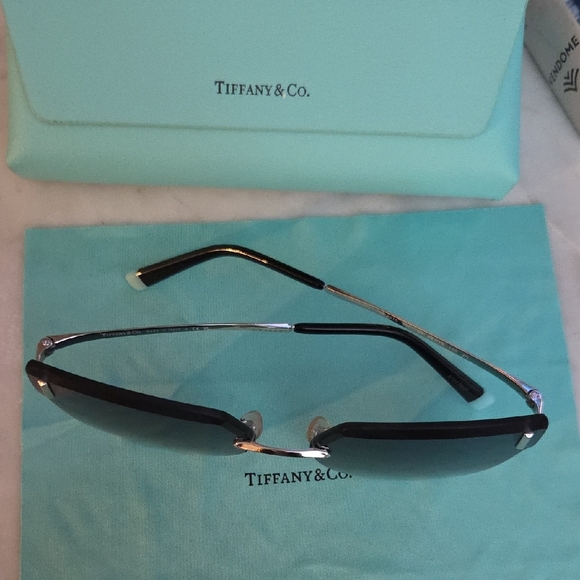 Tiffany & Co. Elegant Gradient Blue Sunglasses Cat Eye Sunglasses - Picture 8 of 12